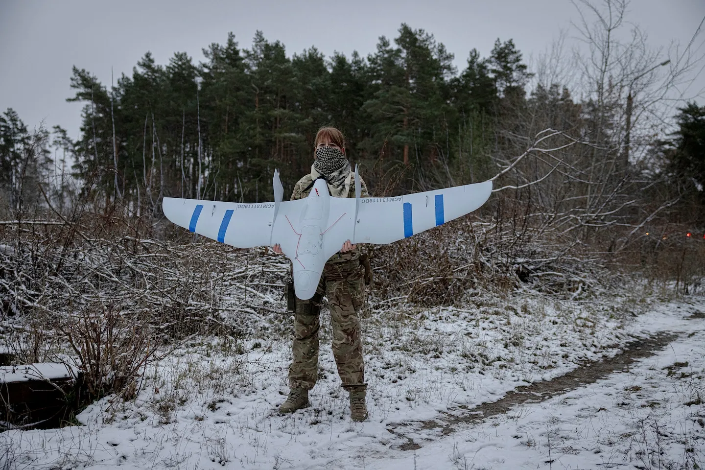 43-річна Надія, командир підрозділу безпілотників 82-ї бригади ЗСУ, позує зі своїм безпілотником «Фурія» в Сумській області 8 грудня. З серпня Надія воює в Курську.